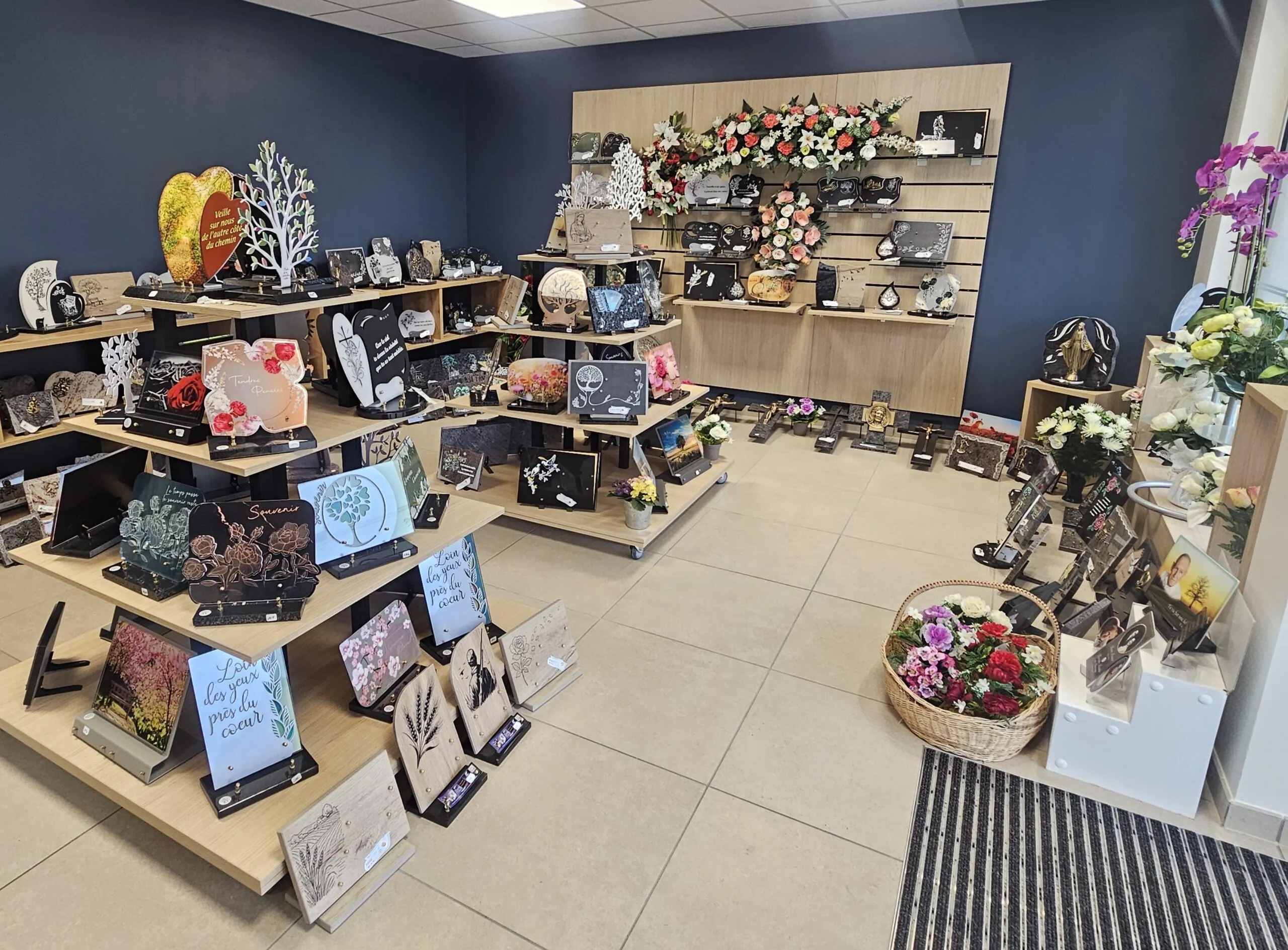 Magasin d'articles funéraires et plaques commémoratives aux Pompes Funèbres Rigal à La Fouillade