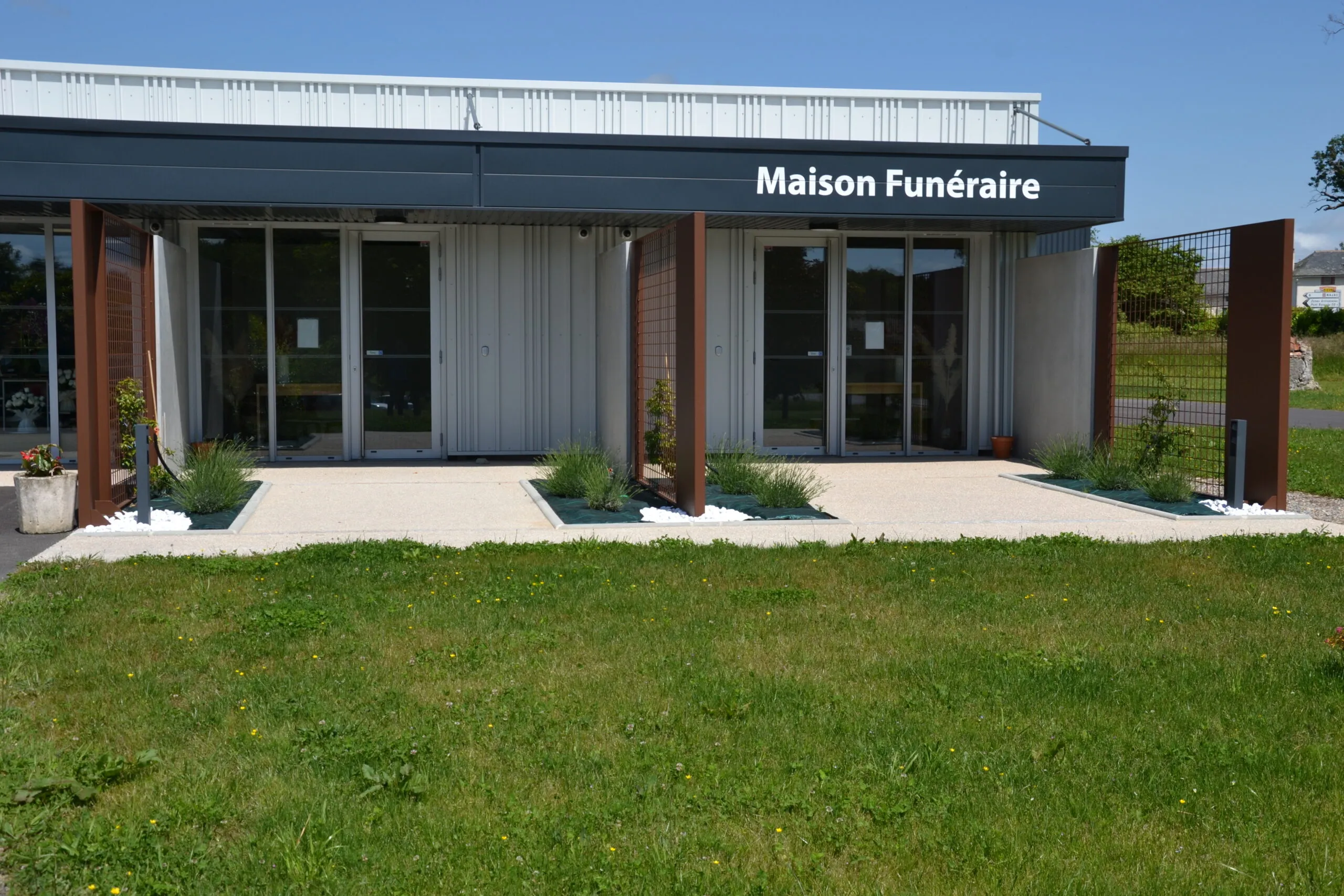 Devanture de la maison funéraire