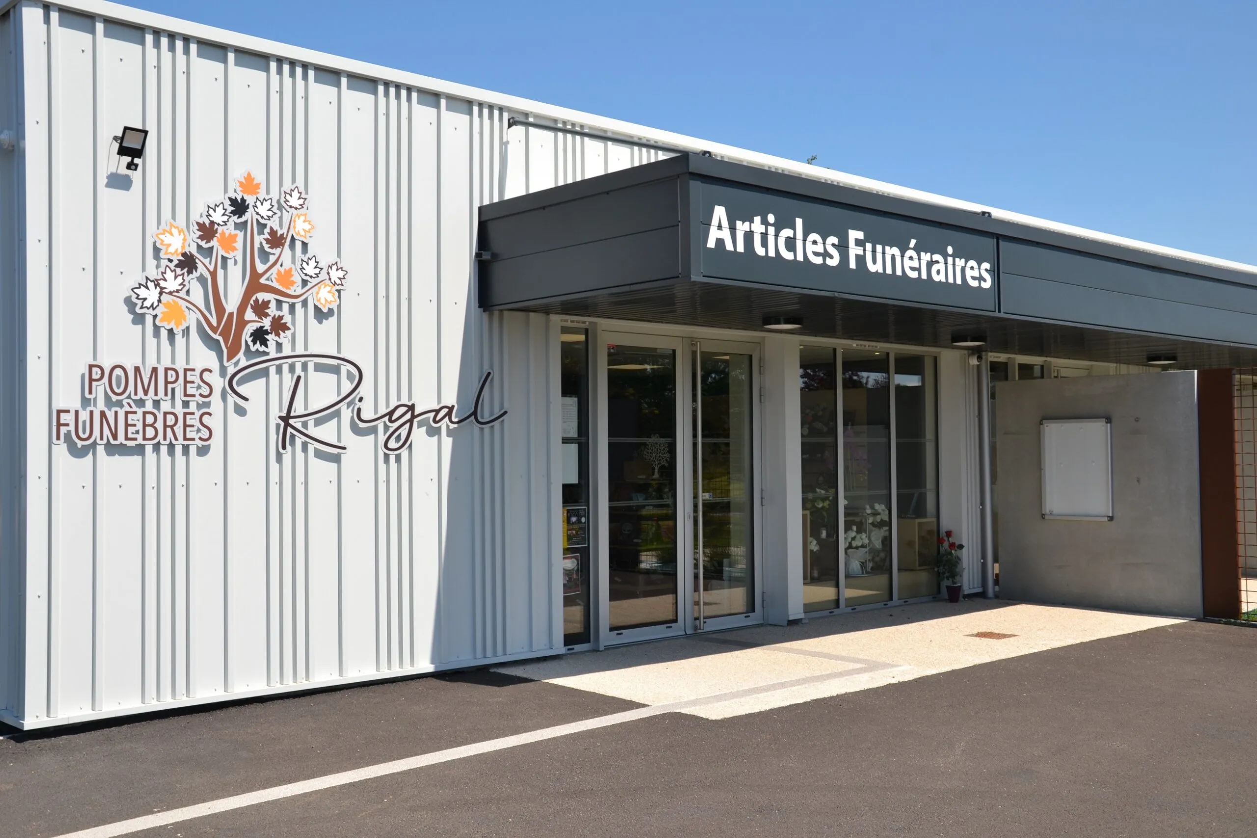 Façade moderne du magasin d'articles funéraires et de la maison funéraire Rigal