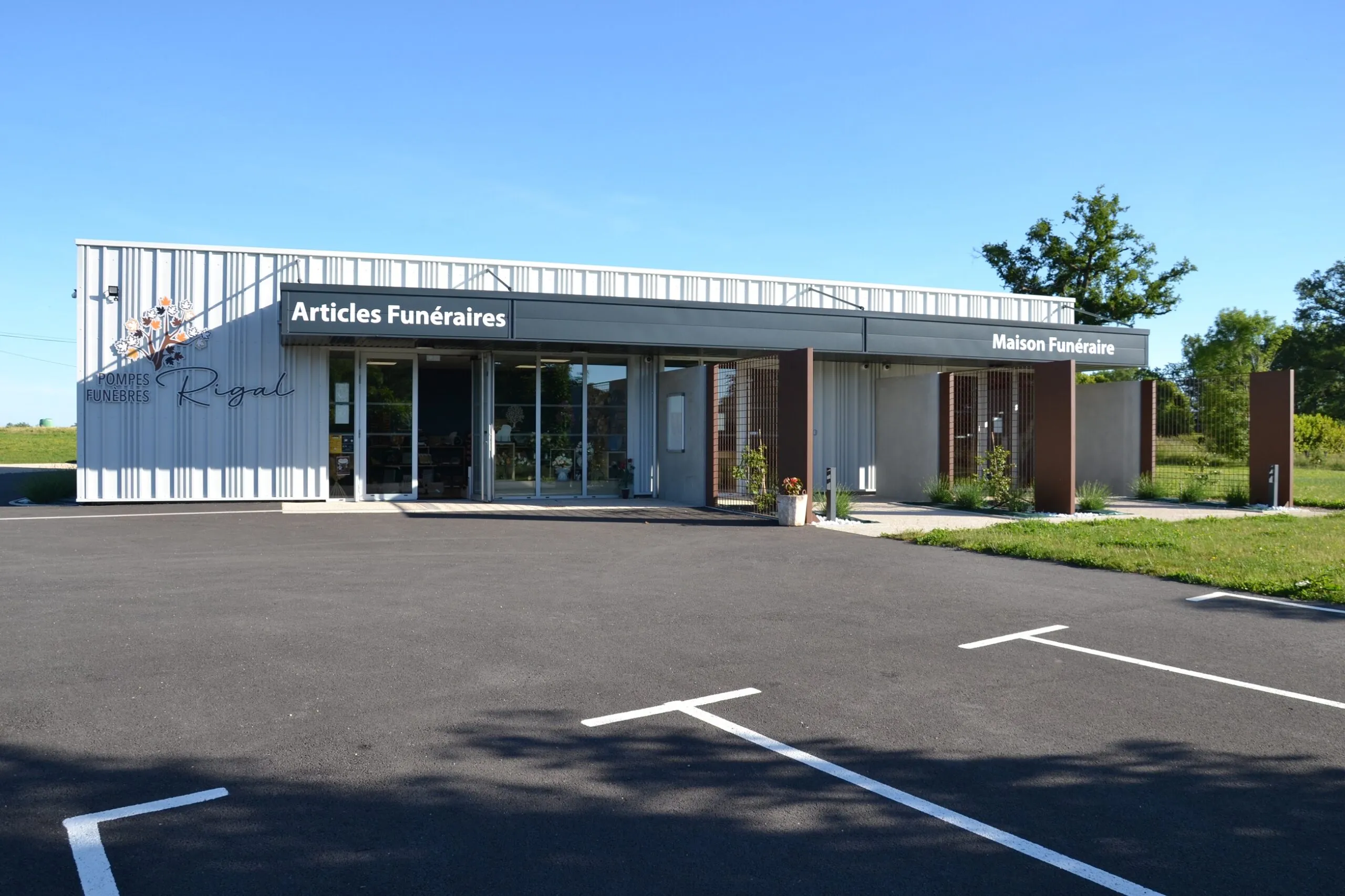Maison funéraire et magasin d'articles funéraires Pompes Funèbres Rigal avec parking réservé aux familles