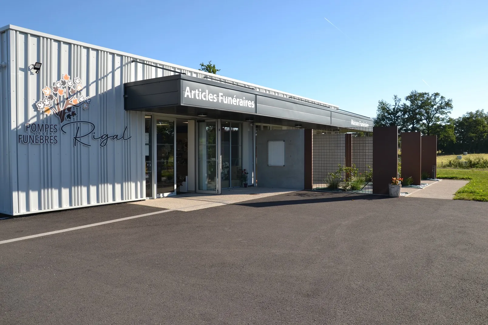 Façade moderne du magasin d'articles funéraires et de la maison funéraire Rigal