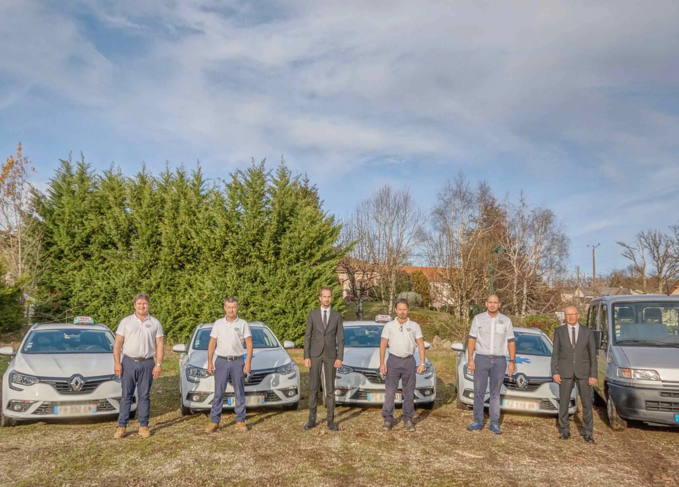 Équipe des Pompes Funèbres Rigal posant devant la flotte de véhicules sanitaires et ambulances