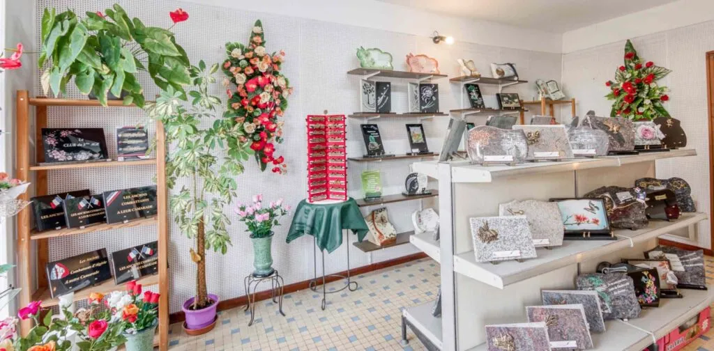 Des plaques funéraires et composition florales dans la boutique d'article