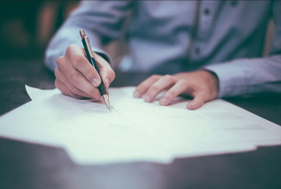 Conseiller funéraire aidant une famille