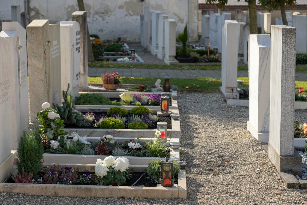 fleurs dans un vase dans un cimetiere
