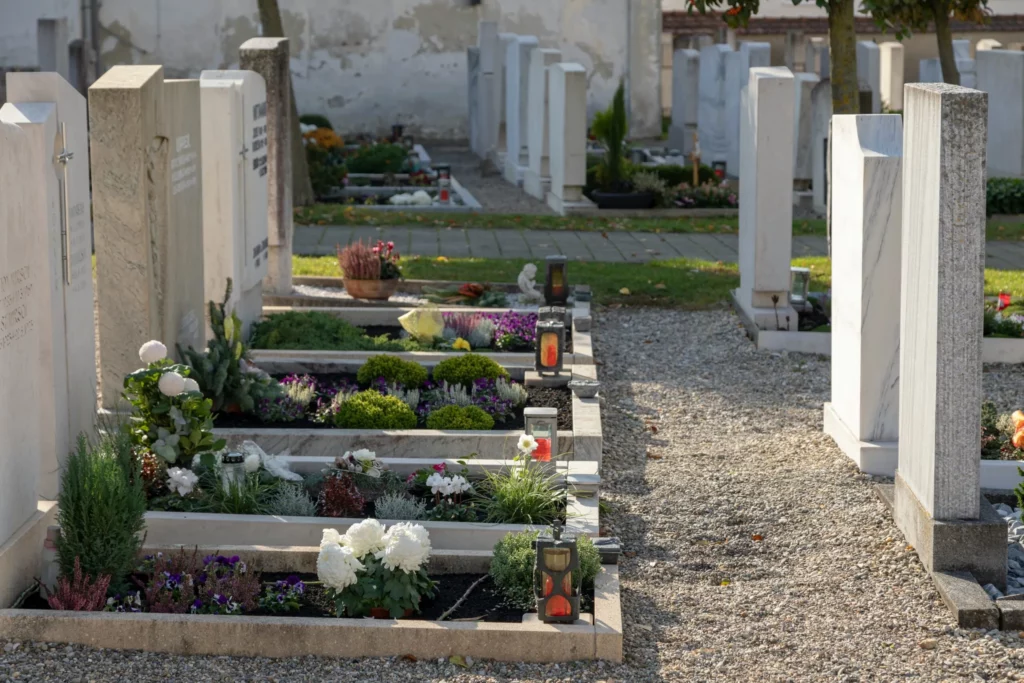 fleurs dans un vase dans un cimetiere